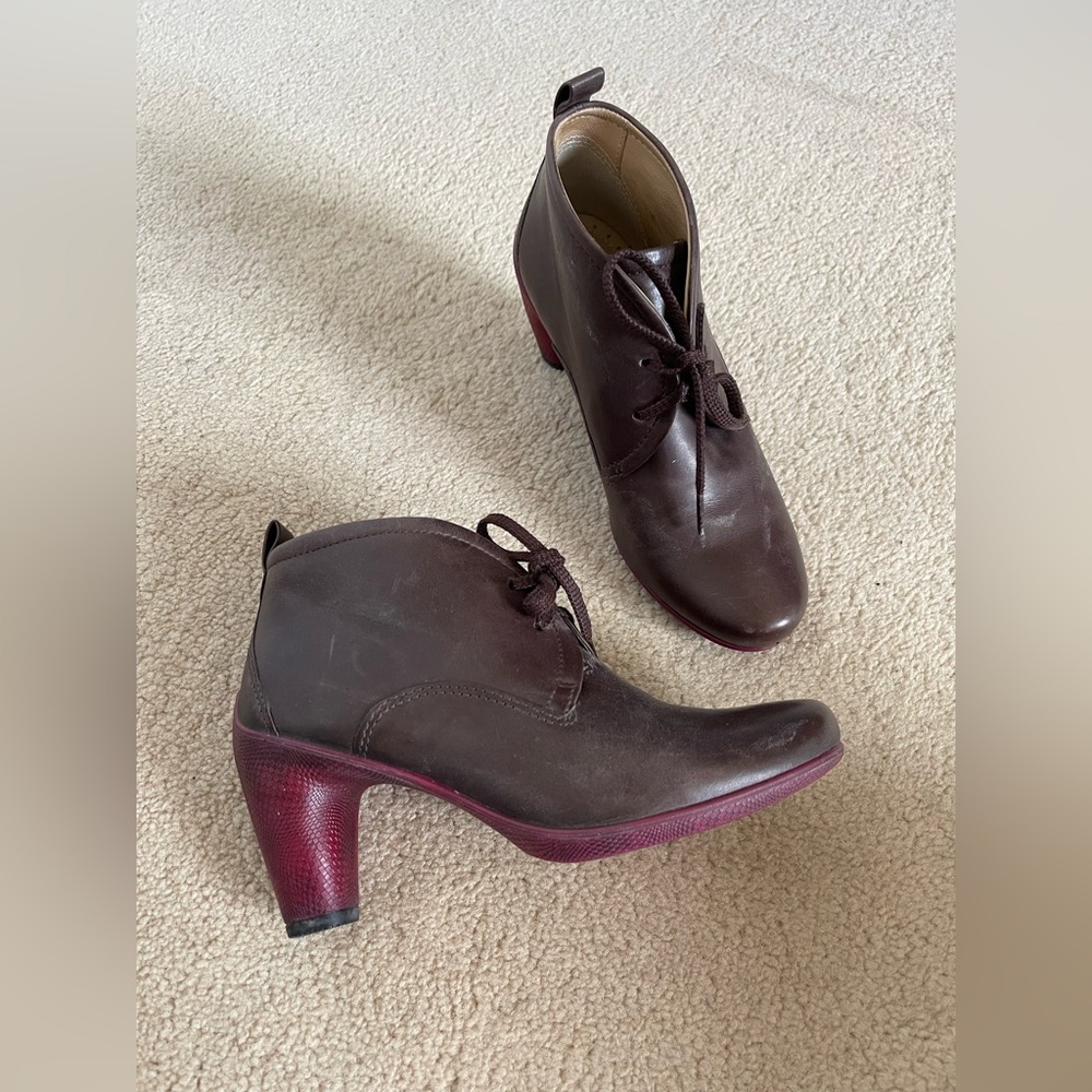 Ecco Brown Heeled Boots with Sleek Design Size 5